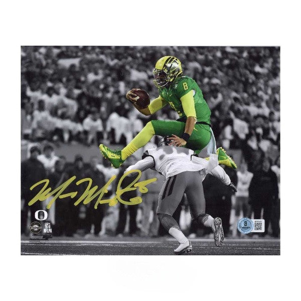 Marcus Mariota Autographed Oregon 8x10 Football Photo - BAS (Hurdle)