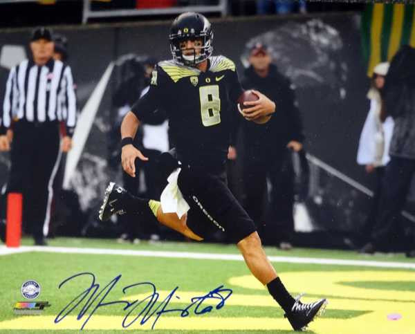 Marcus Mariota Autographed 16x20 Photo Oregon Ducks Black