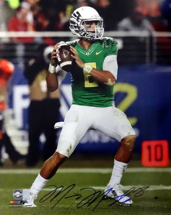 Marcus Mariota Autographed 16x20 Photo Oregon Ducks MM Holo Stock #89225