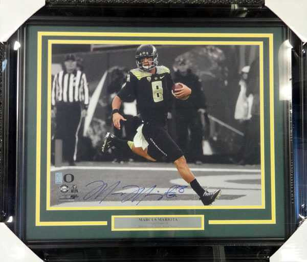 Marcus Mariota Autographed Framed 16x20 Photo Oregon Ducks MM Hologram