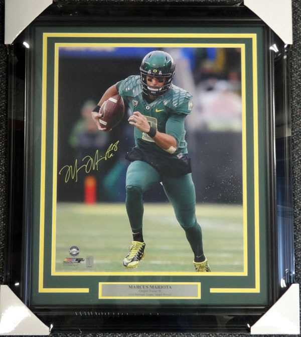 Marcus Mariota Autographed Framed 16x20 Photo Oregon Ducks Marcus Mariota Hologram