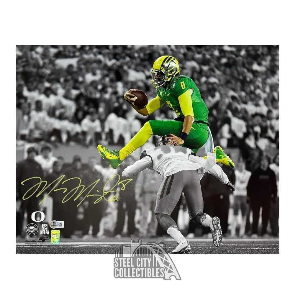 Marcus Mariota Autographed Oregon 16x20 Football Photo - BAS (Hurdle)