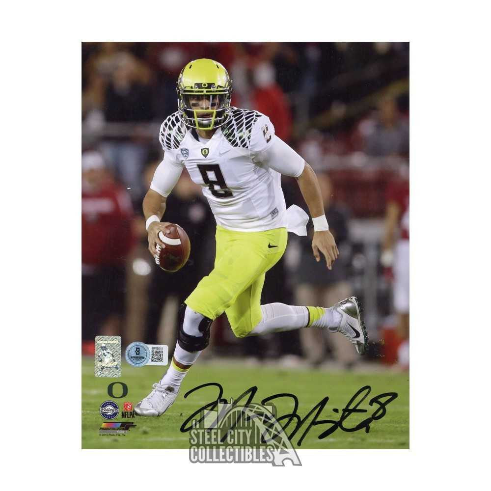 Marcus Mariota Autographed Oregon 8x10 Football Photo - BAS (Vertical, White Jersey)