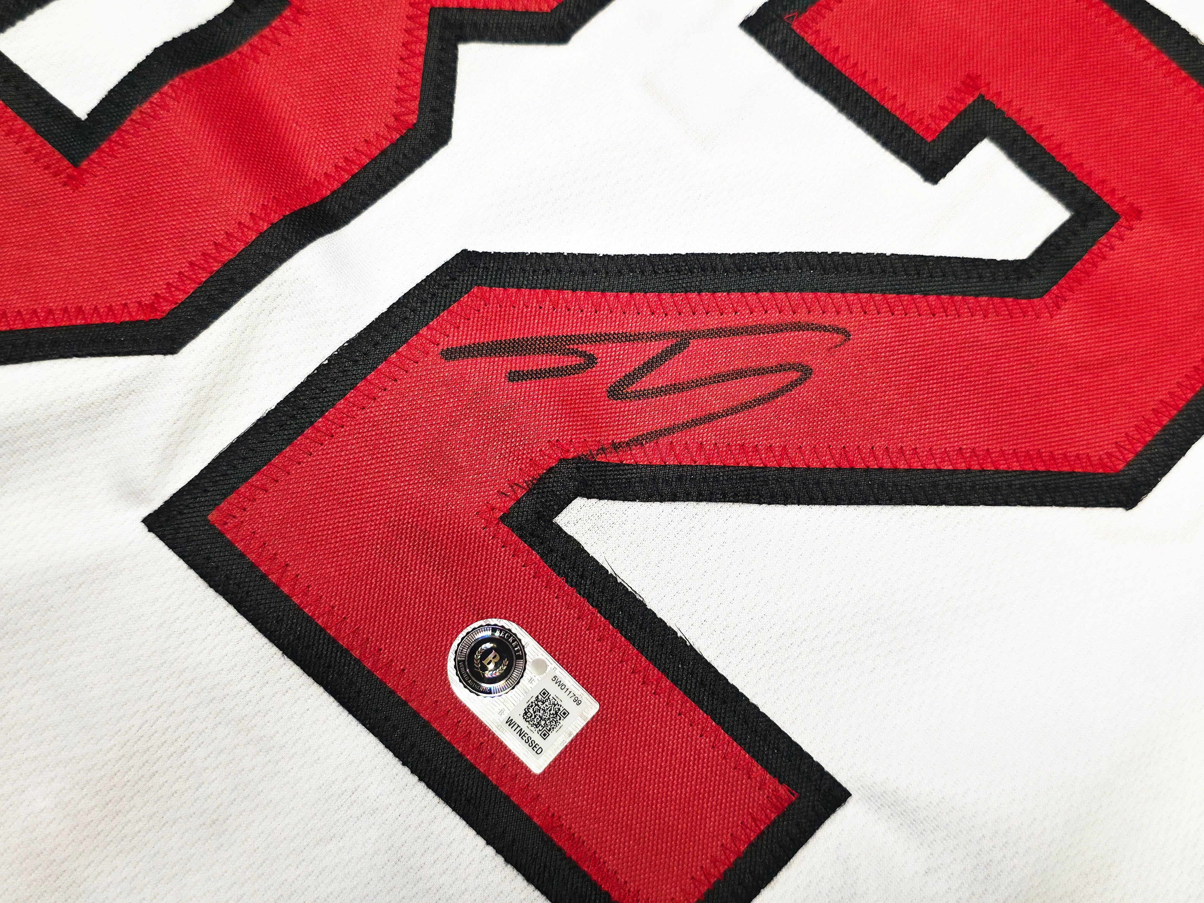 Shaquille O'Neal Autographed Miami Heat White Basketball Jersey (Size XL) - Beckett BAS Witness Authenticated