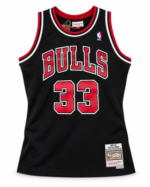 Scottie Pippen Autographed Chicago Bulls Mitchell & Ness 97-98 Black Jersey | Beckett Witnessed