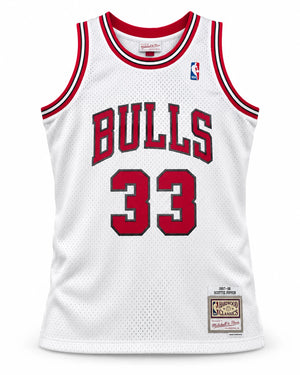 Scottie Pippen Autographed Chicago Bulls Mitchell & Ness 97-98 Jersey | Beckett Witnessed