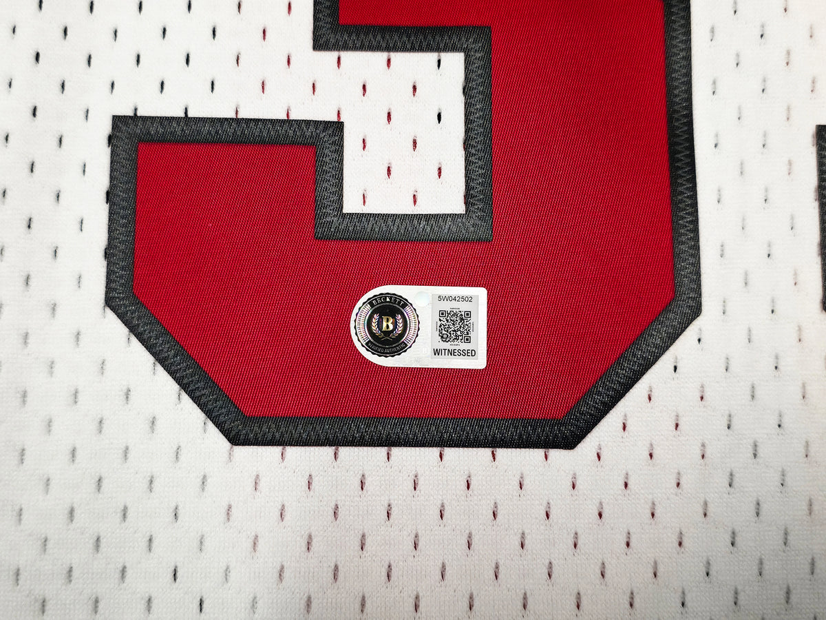 Scottie Pippen Autographed Chicago Bulls Mitchell & Ness 97-98 Jersey | Beckett Witnessed