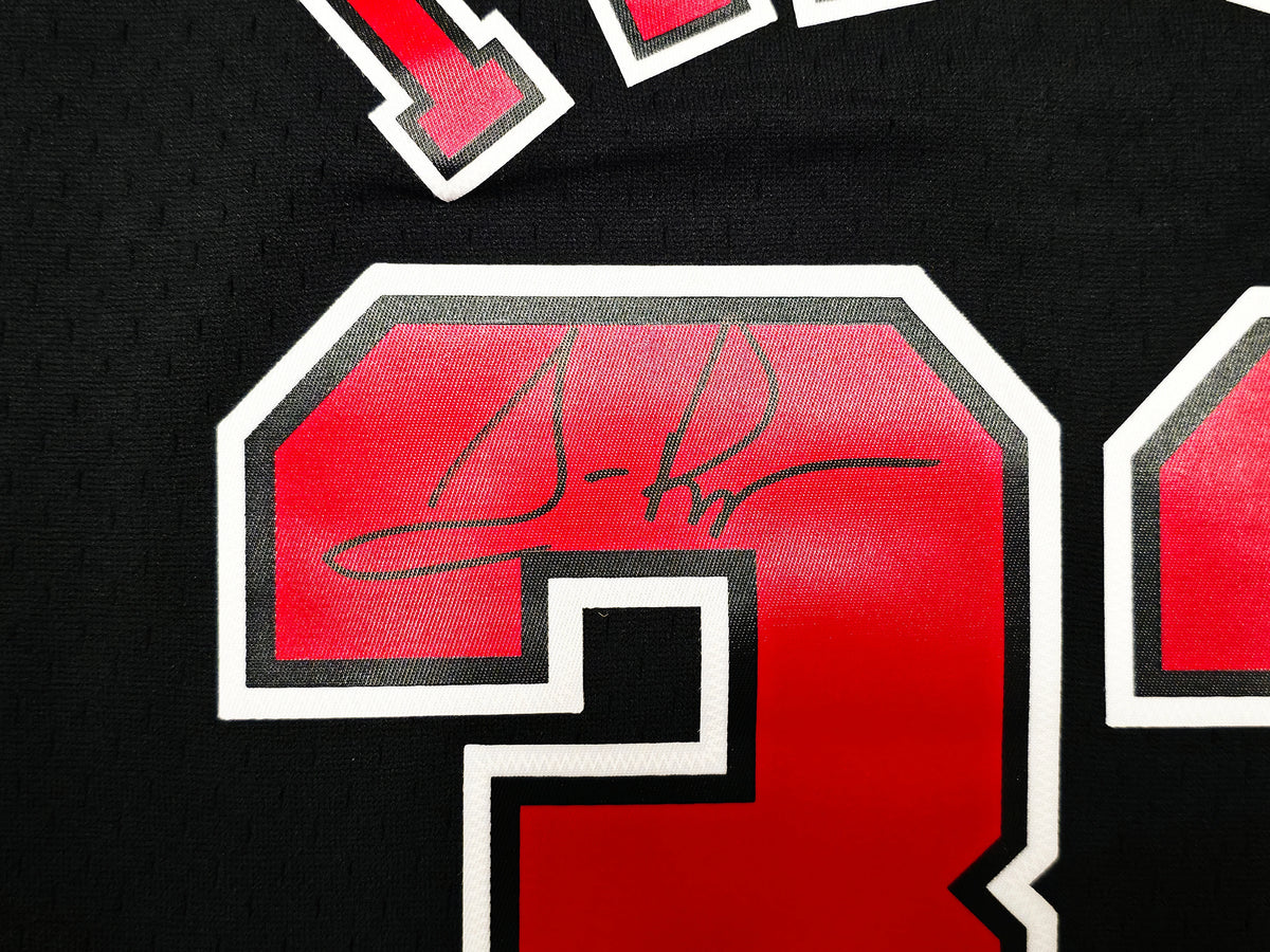 Scottie Pippen Autographed Chicago Bulls Mitchell & Ness 97-98 Black Jersey | Beckett Witnessed