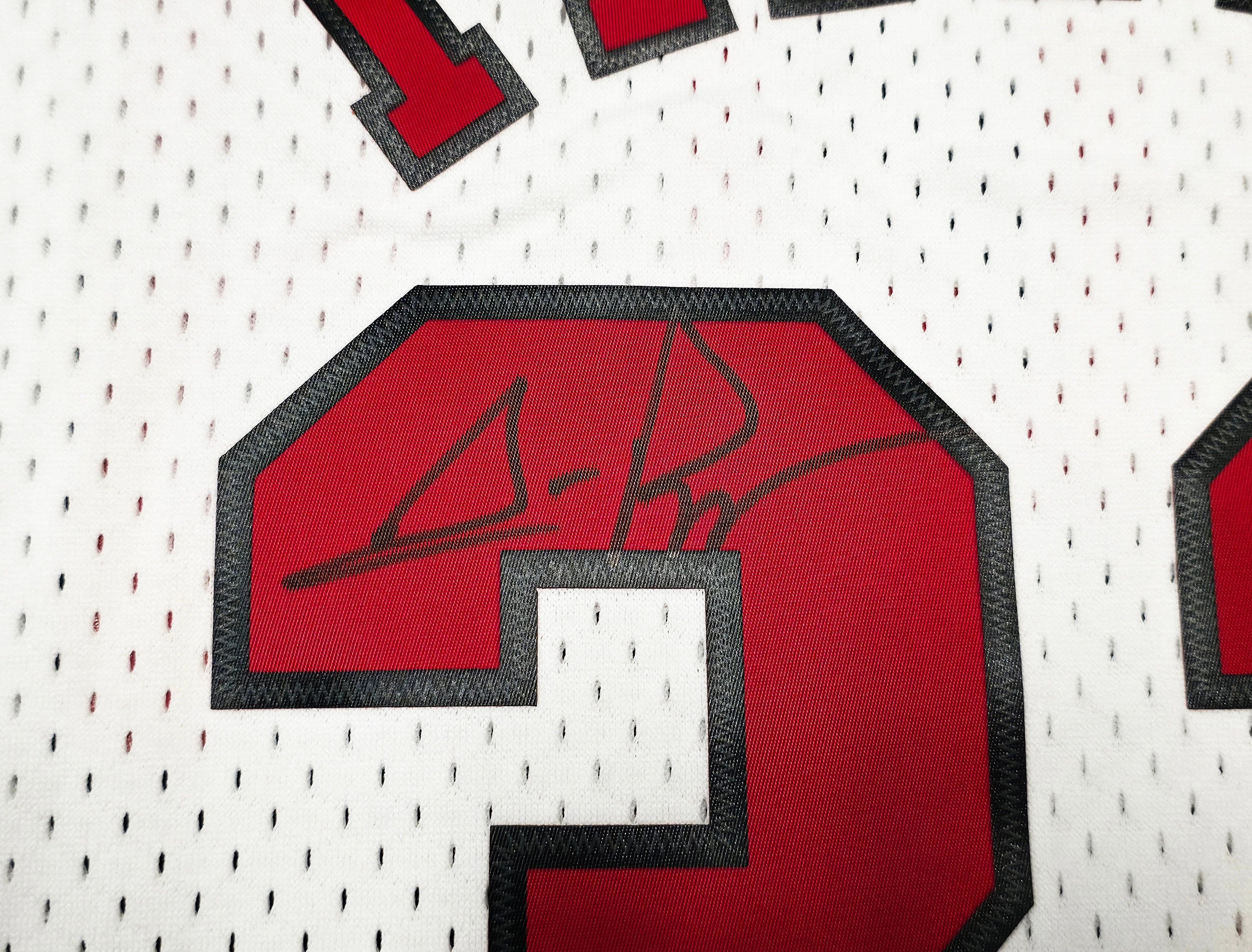 Scottie Pippen Autographed Chicago Bulls Mitchell & Ness 97-98 Jersey | Beckett Witnessed